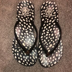 TORY BURCH printed flip flops! 💕